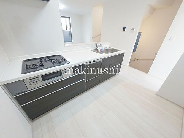 ・収納が豊富なシステムキッチンは調理道具をサッと取り出せて便利です。引き出し式であれば奥までしっかり使えます。