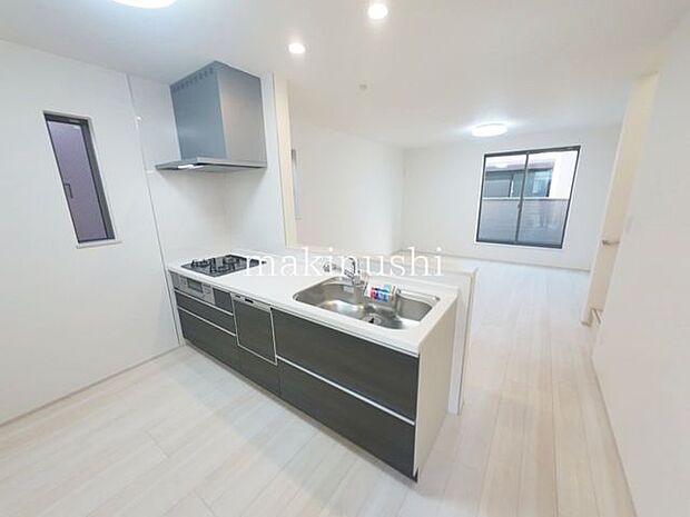 ・対面式キッチンなのでリビングにいるご家族とコミュニケーションを取りながら洗い物や、お料理が楽しめそうですね。