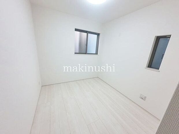 洋室二面採光で明るいです。