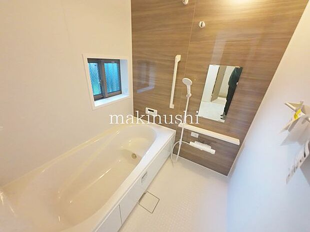 バス窓付きの浴室は風通しも良く湿気もこもりにくいのが有難いですね、カビ防止にも繋がるのは家事軽減の大きなメリットです。