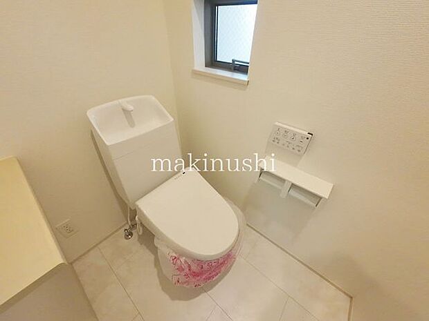 ・快適な温水洗浄便座付きのトイレです。毎日使うトイレが綺麗だと嬉しいですね。