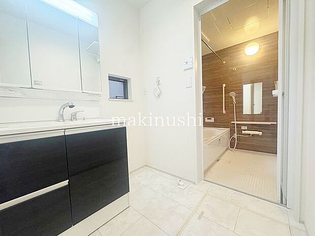 その他・シャワー付き洗面台なので髪の毛や汚れに気付いた時にサッとお掃除できます。