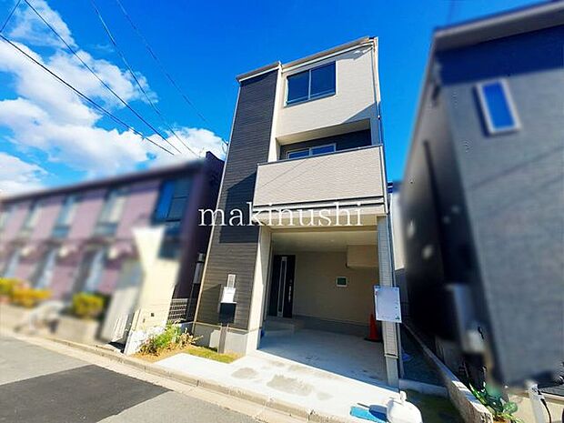 ・前面道路との高低差が無く、交通量も少ないので日々の車の出し入れも安心です。