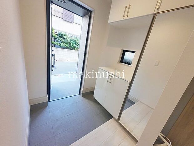 ・収納力のあるシューズボックスで玄関はスッキリ。鏡付きなので毎朝、身だしなみもチェックできますね。