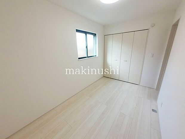 明るい洋室です。寝室にもお子様のお部屋にもご利用頂けます。