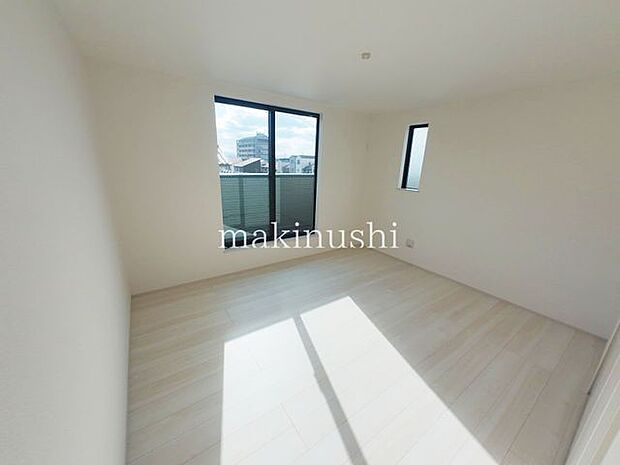 ・2面採光の明るいお部屋、お日様の光とさわやかな風をたっぷり取り込めます。気になるお部屋の換気もしっかりできますね。