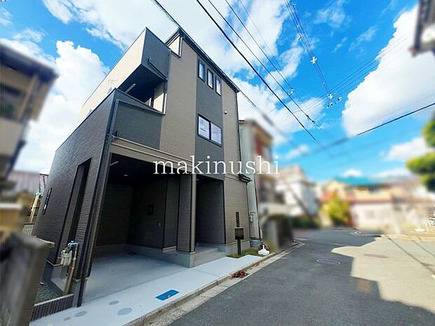 ・前面道路との高低差が少なく、交通量も少ないので日々の車の出し入れも安心です。