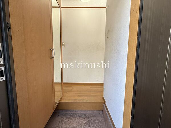 玄関鏡付きなので毎朝、身だしなみもチェックできますね。