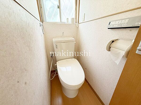 トイレ窓付きの明るいトイレです