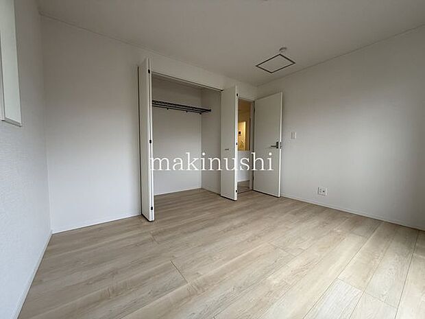 寝室約7.0帖両面から光を取り込むことが出来る洋室です。ご夫婦の寝室にいいかがでしょうか？