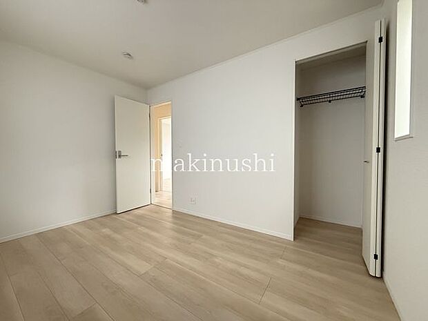 子供部屋約6.0帖クローゼット付きの洋室、ハンガーに掛けるだけでサッと収納できます。