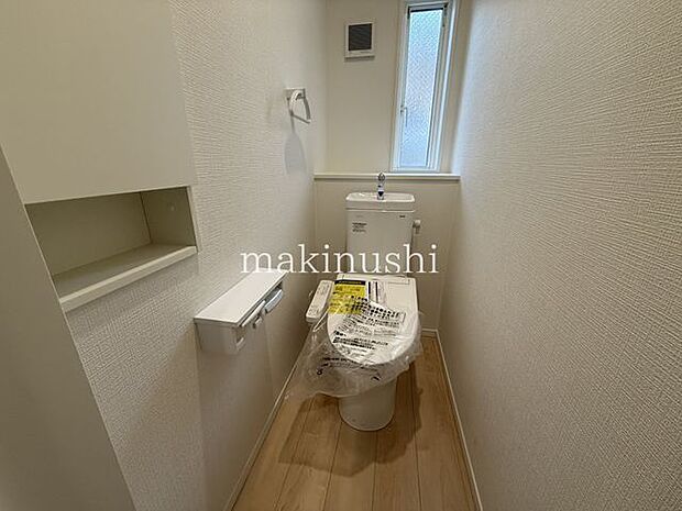 トイレトイレは1階と2階にあります、夜のおトイレも階段を上り下りしないですみますね。