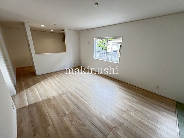 ・約16帖とゆとりのあるリビングは家具の配置も自由自在、お好みのくつろぎ空間が作れます。