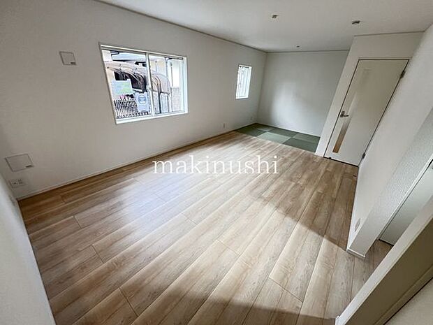 ・忙しい朝も家族が揃って食事をして頂けるダイニングスペース。美味しいお料理と家族の会話が楽しめます。