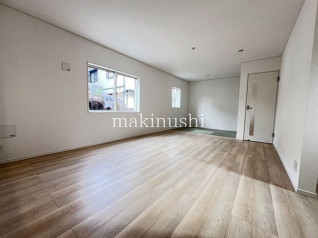 リビング窓が大きく明るいリビングです。ソファーやテレビ台が設置しやすいリビングです。対面システムキッチンなのでお料理する方とお話がしやすいです。