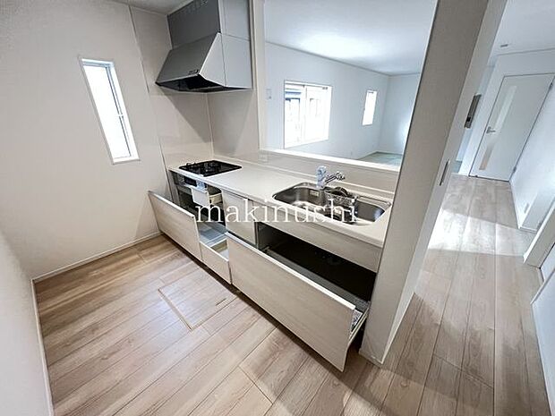 ・収納が豊富なシステムキッチンは調理道具をサッと取り出せて便利です。引き出し式であれば奥までしっかり使えます。