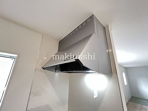 ・静かなシロッコファン搭載キッチンです。煙をしっかり集めて強力な換気。お掃除も楽で嬉しいですね。