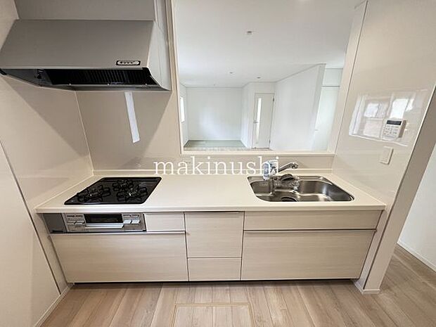 ・煮込みや炒め物等、異なる調理を同時進行できる三口コンロ。手早くお料理して時間を節約したい方に必須の設備です。