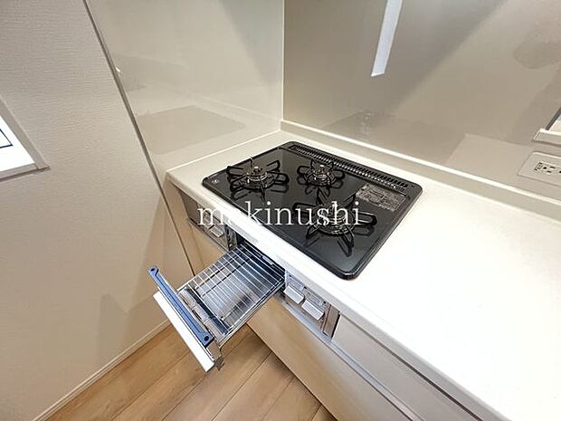 ・煮込みや炒め物等、異なる調理を同時進行できる三口コンロ。手早くお料理して時間を節約したい方に必須の設備です。