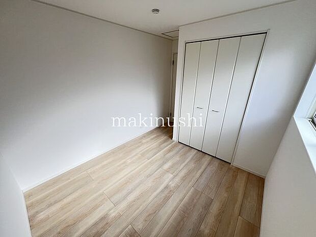 ・クローゼット付きの洋室、お気に入りの洋服を畳まず収納できます、収納ボックスなどを配置して使えば、多様な使い方が出来、収納の幅が広がります。