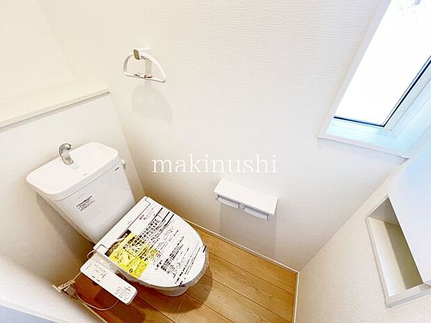 ・快適な温水洗浄便座付きのトイレです。毎日使うトイレが綺麗だと嬉しいですね。