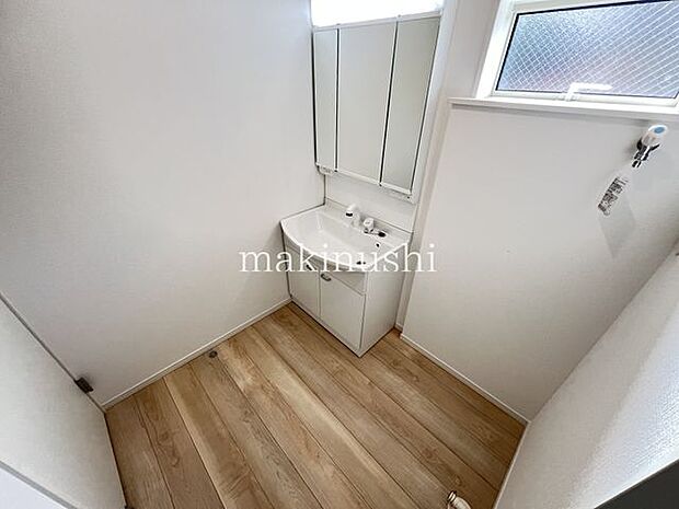 ・シャワー付き洗面台なので髪の毛や汚れに気付いた時にサッとお掃除できます。