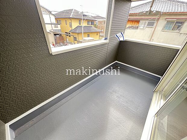 ・屋根付きのバルコニーなので、雨が降る日に洗濯物を干しても安心です。