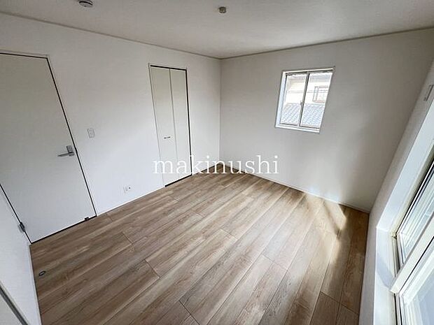 ・大きな窓から温かい光の差し込む居室、ぜひ現地にてご確認くださいませ。