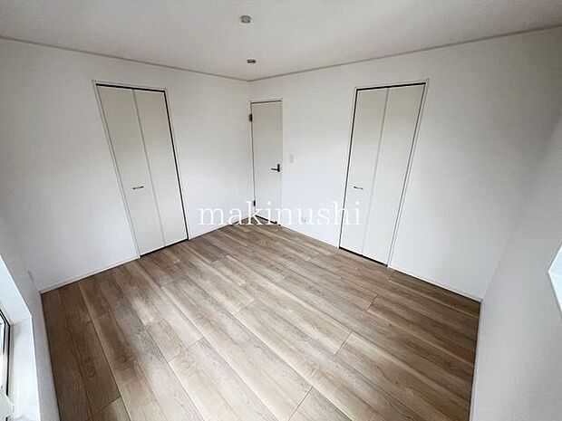 ・白いクロスがシンプルな洋室はアレンジしやすいので住まう人のセンスの見せ所です。お気に入りのインテリアで個性を演出できます。