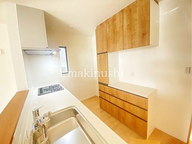 キッチン収納カップボードは食器を沢山収納出来、キッチンスペースにゆとりをもたらします。