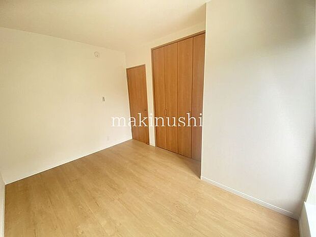 ・白いクロスがシンプルな洋室はアレンジしやすいので住まう人のセンスの見せ所です。お気に入りのインテリアで個性を演出できます。