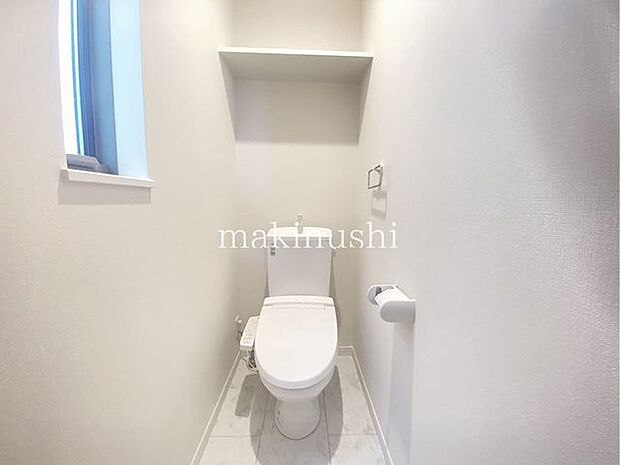 ・収納も確保されていて広々トイレです♪