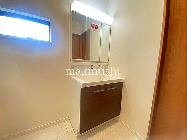 ・清潔感溢れるスタイリッシュなデザインの洗面化粧台。手元に洗顔料やメイク道具を置くスペースがあり便利です。