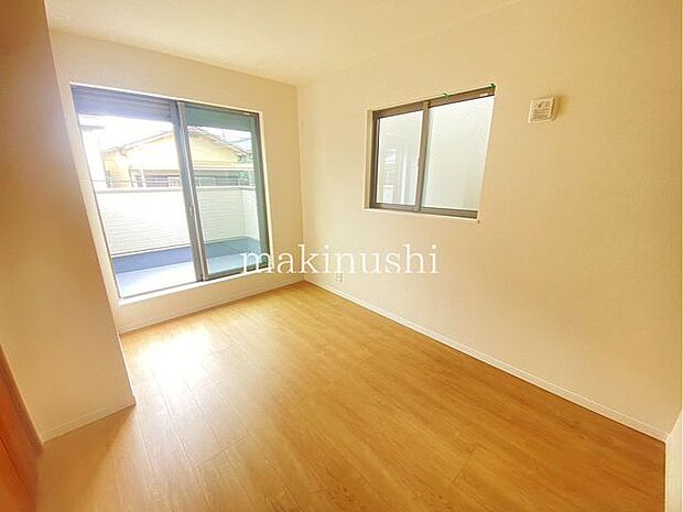 ・大きな窓から温かい光の差し込む居室、ぜひ現地にてご確認くださいませ。