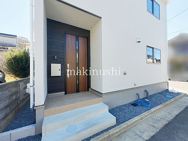 玄関段差の少ない玄関、ご年配の方や小さなお子様がいるご家庭も安心です。