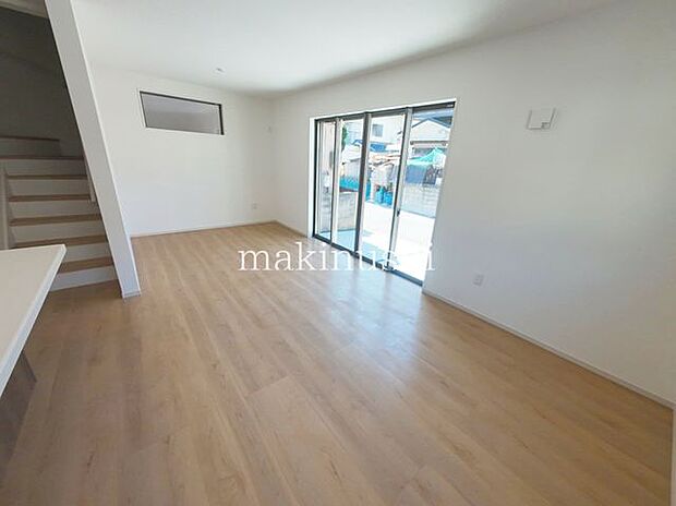 リビング陽光でリビングは陽だまりの暖かさ、爽やかな風も満喫できる心地よい空間です。