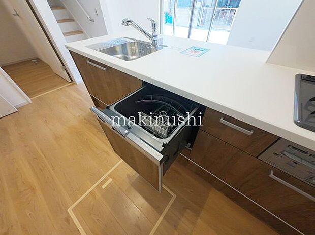 キッチンキッチンは後片付けおまかせの食洗機付き、余った時間は家族と過ごしたり、趣味の時間に使えます。