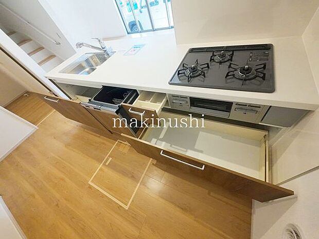 キッチン機能性と収納力のあるシステムキッチンは調理器具や調味料の出し入れも楽々、楽しくお料理できます。