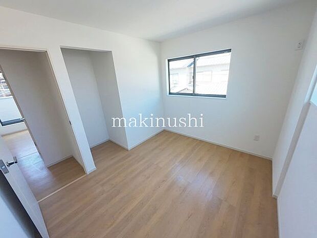 寝室明るい洋室です。寝室にもお子様のお部屋にもご利用頂けます。