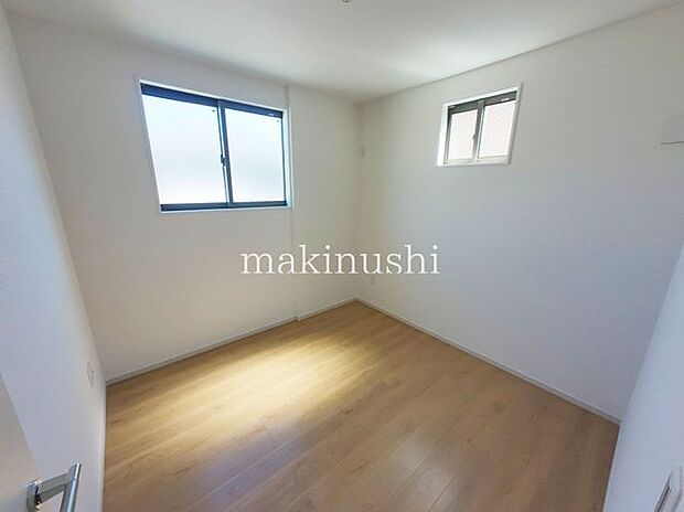 洋室2面採光を確保した明るい室内は、風通しも良く、大変居心地の良い空間となっております。