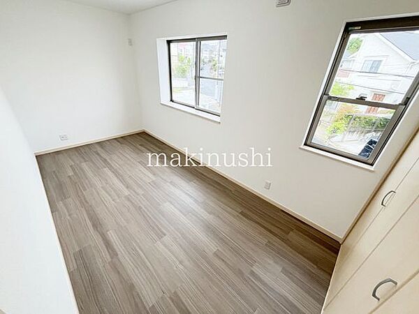 ・大きな窓から温かい光の差し込む居室、ぜひ現地にてご確認くださいませ。