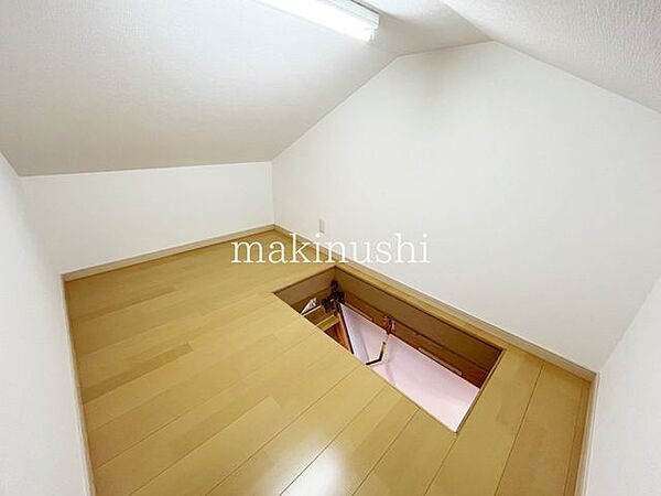 ・屋根裏収納大きな物もマトメテ収納。季節物もそのまま保管で家事時短！管理がしやくすなります。