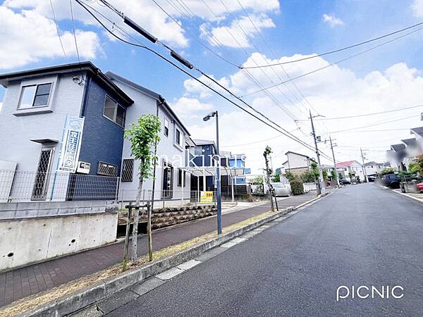 ・前面道路は約9mと広くいので、日々の車の出し入れも安心です。