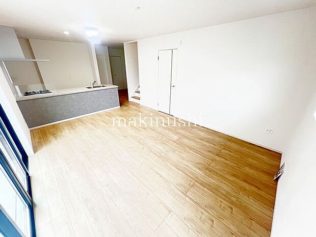 ・約18帖とゆとりのあるリビングは家具の配置も自由自在、お好みのくつろぎ空間が作れます。