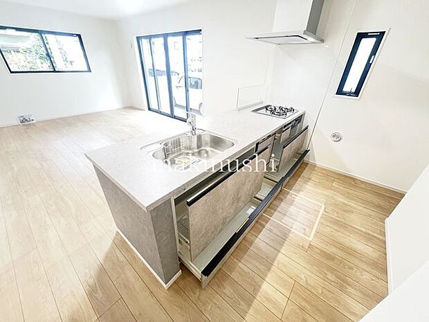 ・キッチンに窓があり、明るく開放的です、また換気もできてニオイや煙がこもりません。