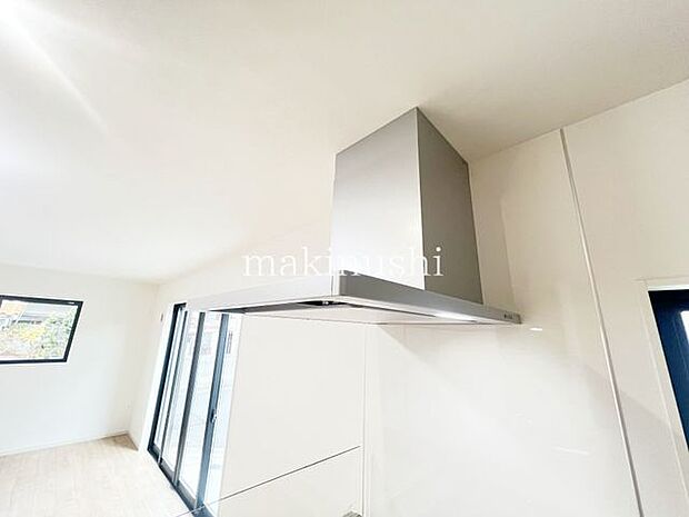 ・静かなシロッコファン搭載キッチンです。煙をしっかり集めて強力な換気。お掃除も楽で嬉しいですね。