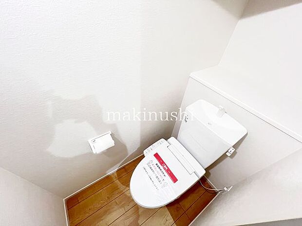 ・快適な温水洗浄便座付きのトイレです。毎日使うトイレが綺麗だと嬉しいですね。