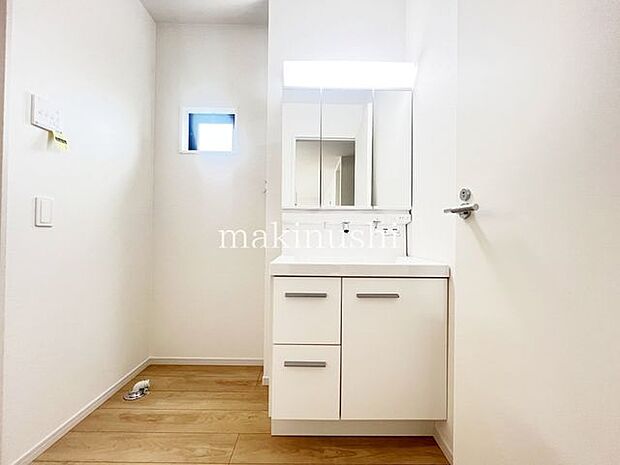 ・3面鏡の洗面化粧台、収納豊富なので歯磨きセットや洗顔料などもスッキリ収納できます。