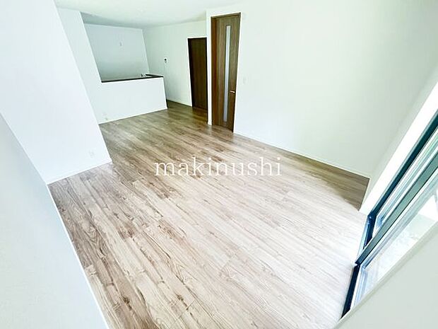 A号棟LDKは約18帖、ダイニングテーブルとソファーが置ける十分な広さです。