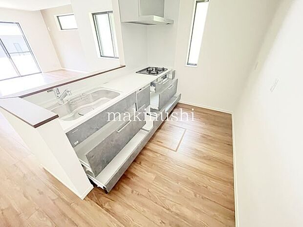 A号棟機能性と収納力のあるシステムキッチンは調理器具や調味料の出し入れも楽々、楽しくお料理できます。